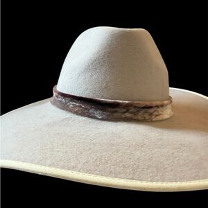 Freya gray wool hat with beautiful band. Size small